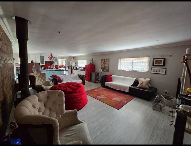 4 BEDROOM FREESTANDING FOR SALE IN PETERSFIELD